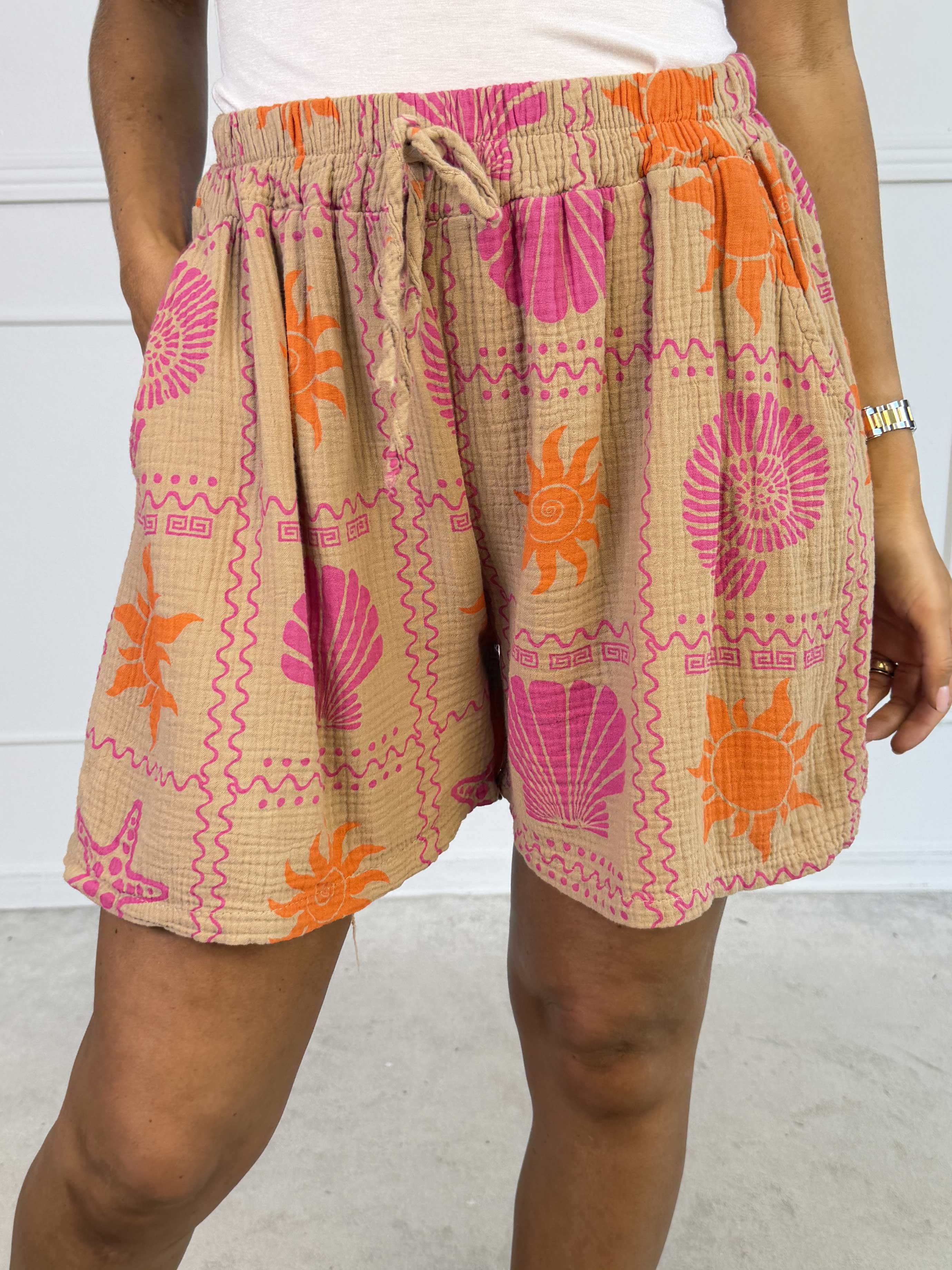 Stevie Summer - Plus size shorts i bomulds musselin-stof med sommermotiver